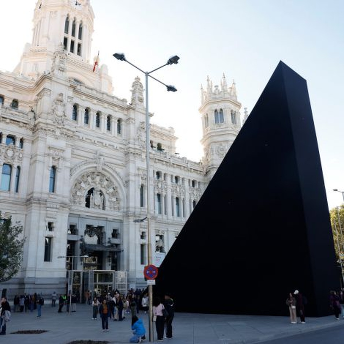 art installation 'panóptico' opens in plaza de cibeles, inviting new perspectives on madrid