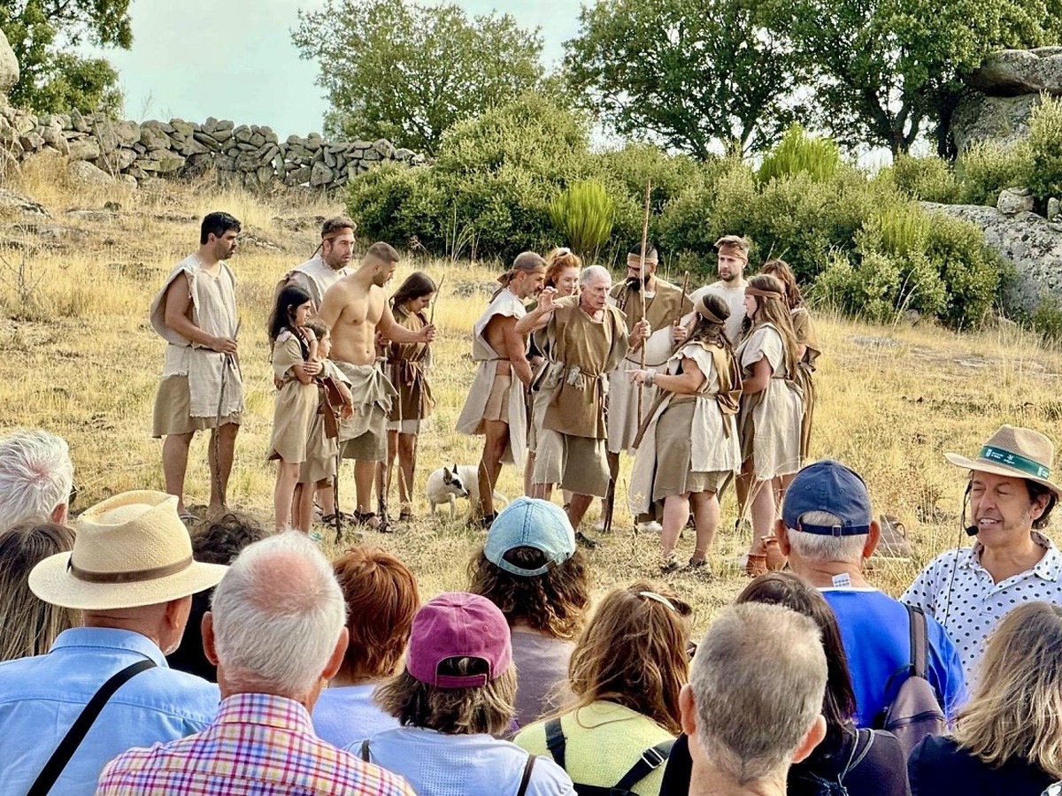 nearly 200 people participate in tourism day events in Ávila