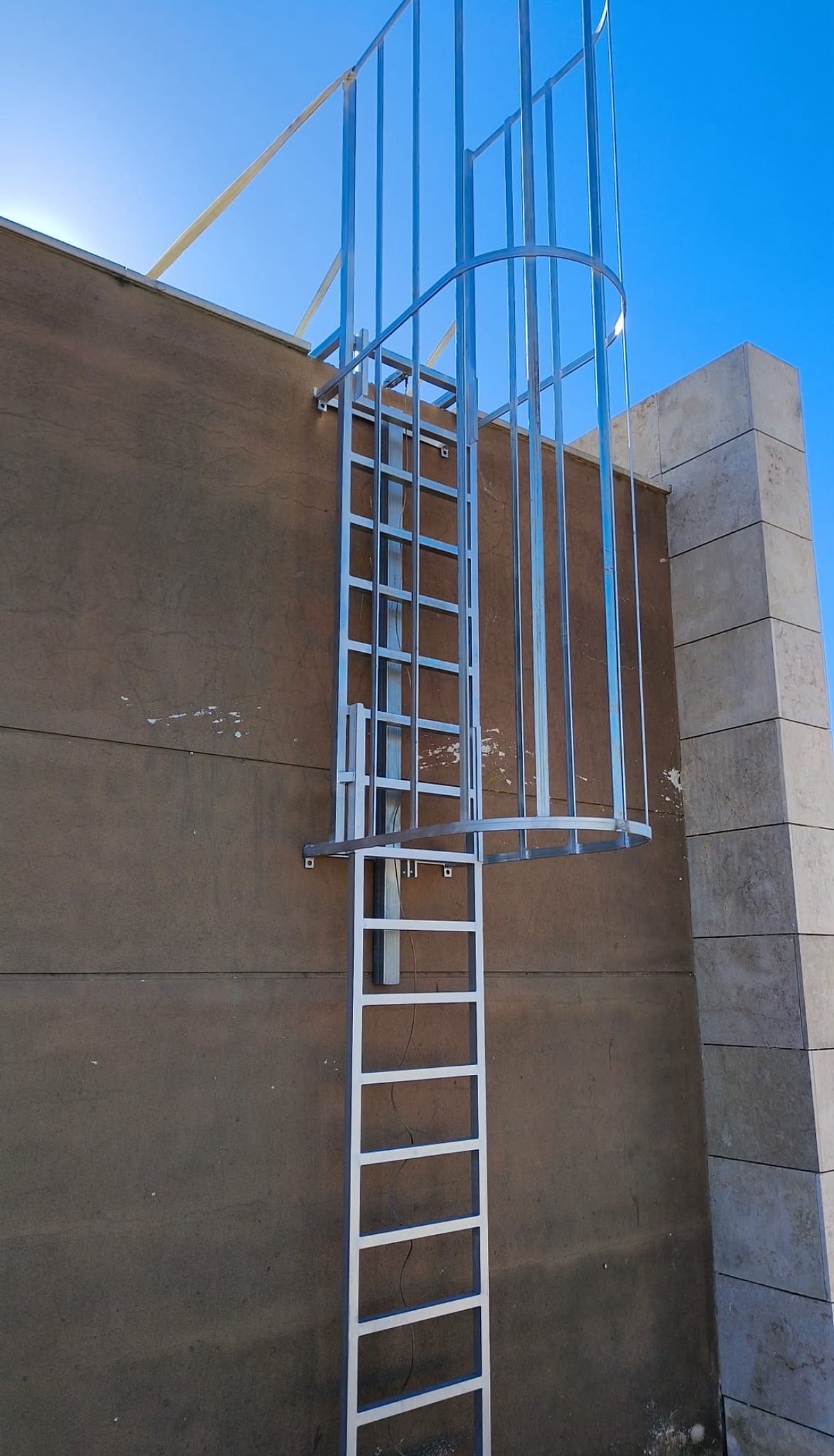 Vinaròs installs safety ladder at sports city to enhance security