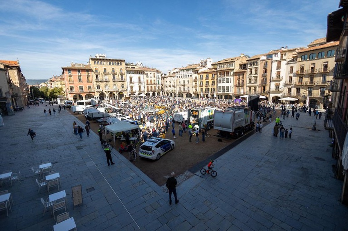 nearly 3,000 attend first edition of festa dels serveis
