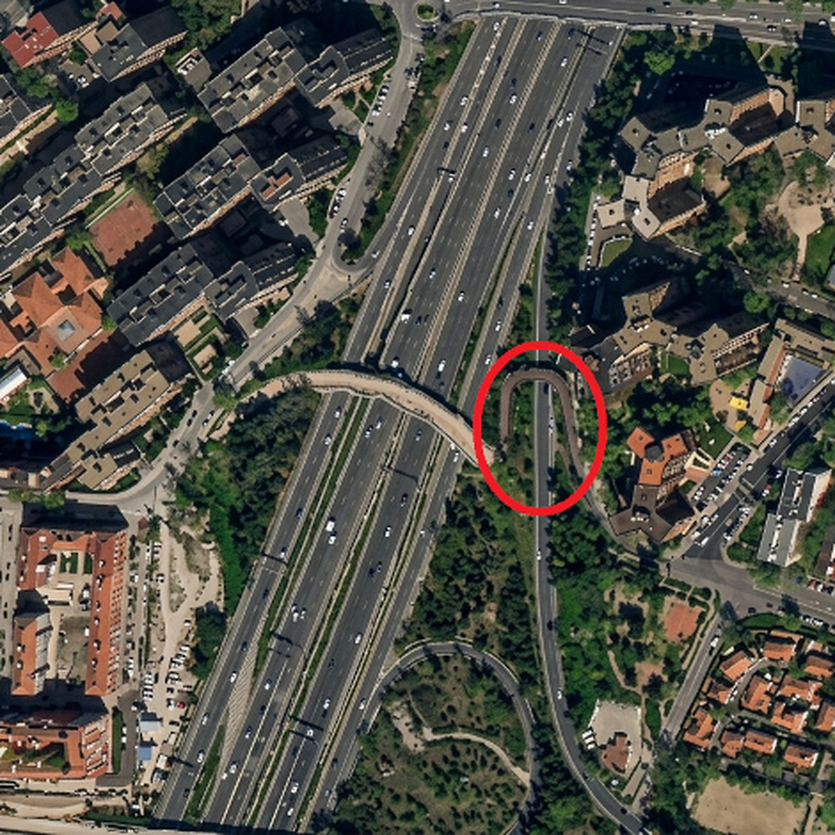 Madrid City Council to Upgrade Pedestrian Bridge Access to La Lira Bridge for Improved Safety and Accessibility