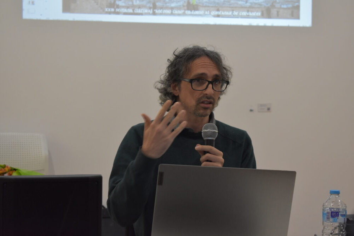 Santiago González discusses territorialisation of the Order of Santiago at cultural week