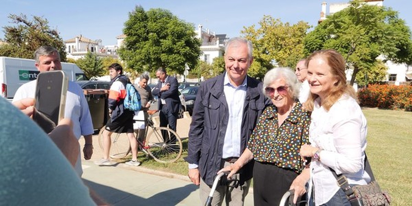 Seville city council launches heliópolis antique market in parque guadaíra
