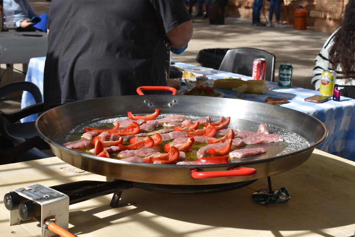 Quintanar de la Orden hosts its first paella cooking competition with twelve participating groups