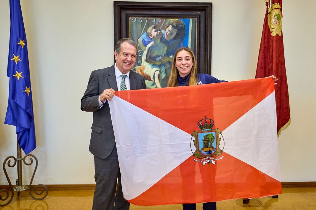 Vigo's mayor meets gymnast Lidia Farrapeira ahead of world championships