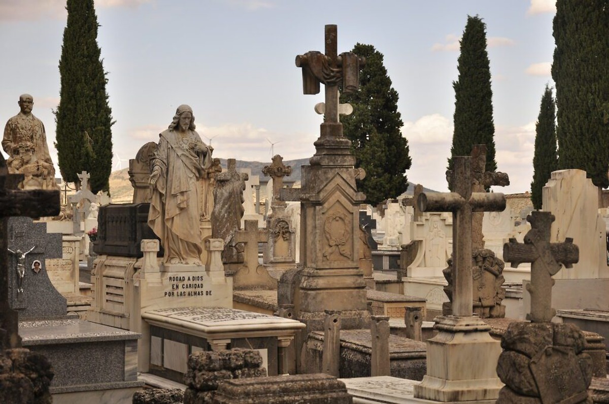 Valdepeñas offers historical visits and cultural activities for All Saints' Day