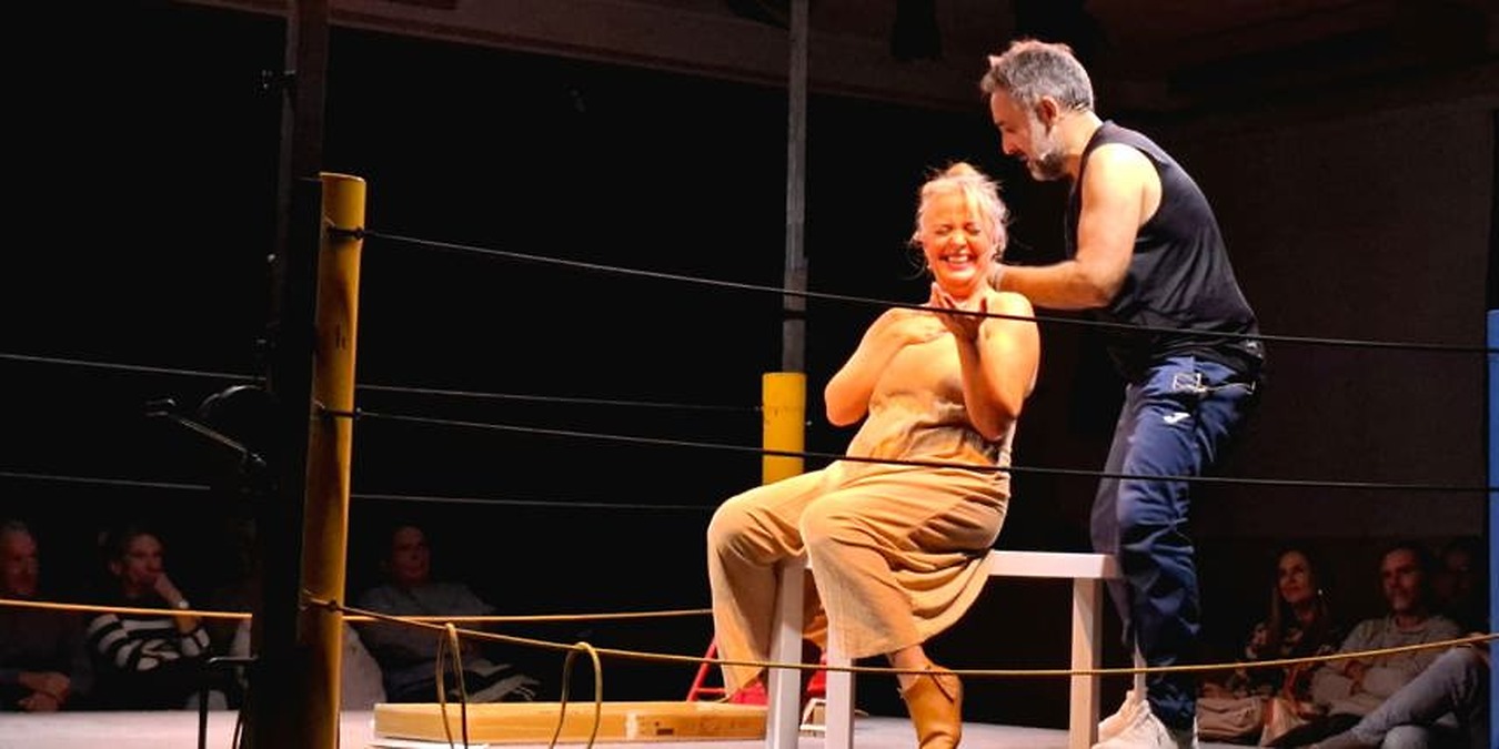 Theatre performance 'El mueble' captivates audience in El Casar