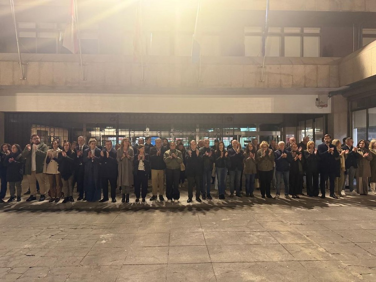 Vigo holds minute of silence for victims of Urda train accident