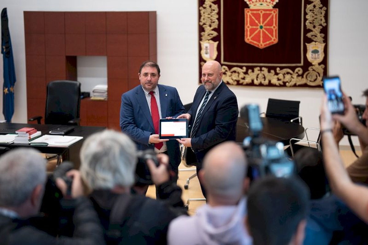 Unai Hualde receives the draft budget for Navarra for 2027