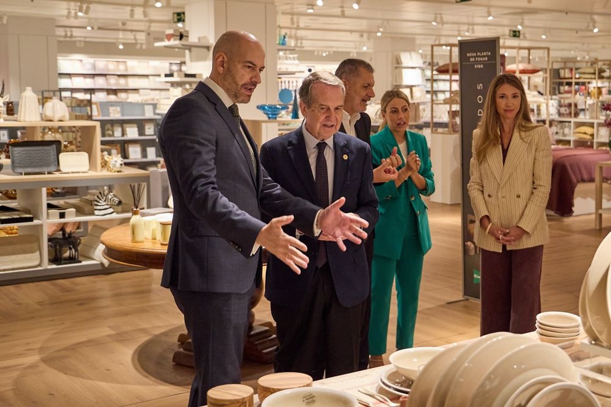 Vigo mayor Abel Caballero visits renovated El Corte Inglés