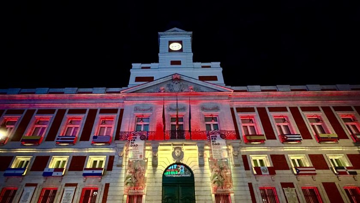 Community of Madrid lights up Real Casa de Correos for national day