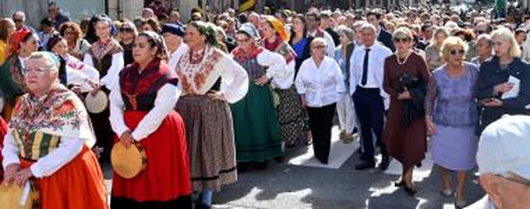 Alcaldesa de Santander celebra la fiesta de la Virgen del Pilar en Perines