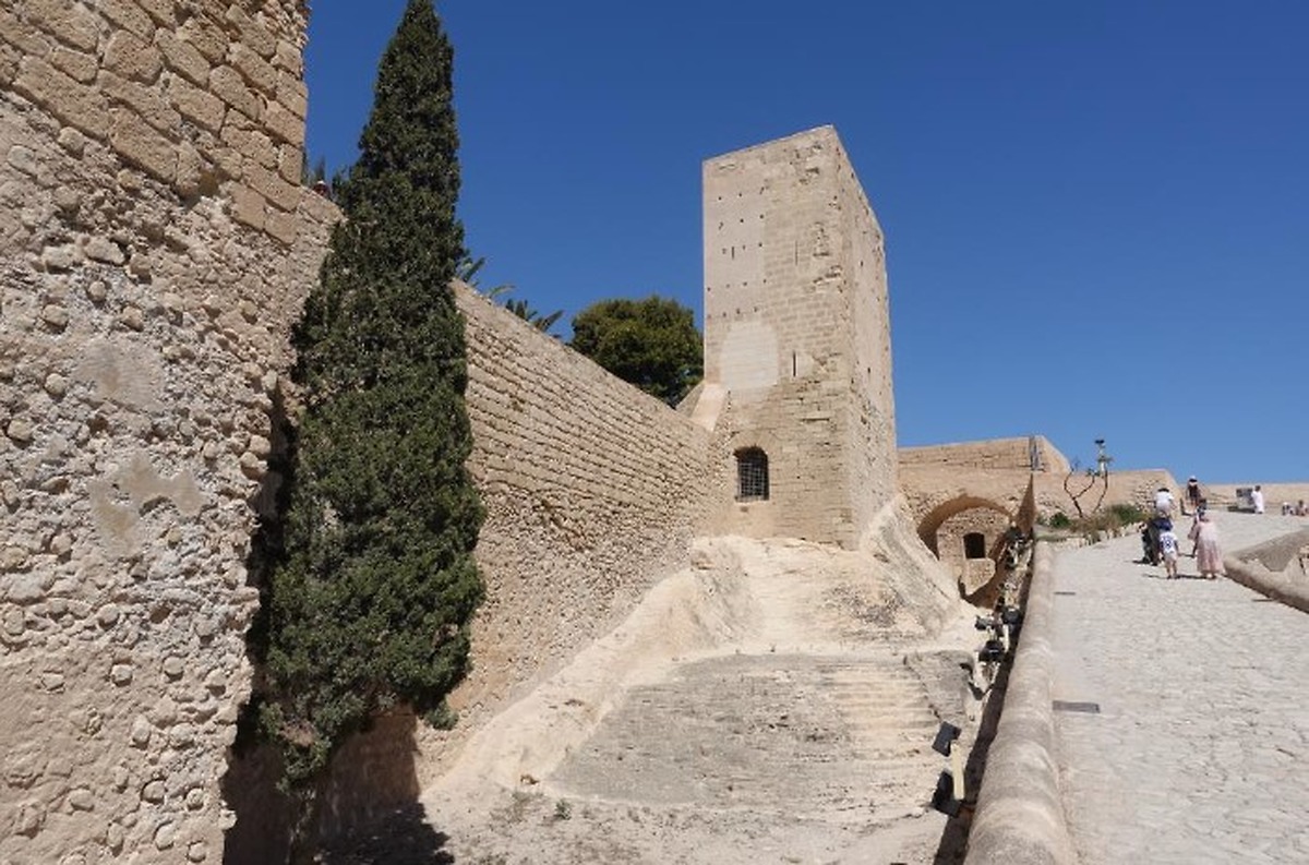 Alicante city council initiates restoration works at Albacar d' Enmig in Santa Bárbara Castle