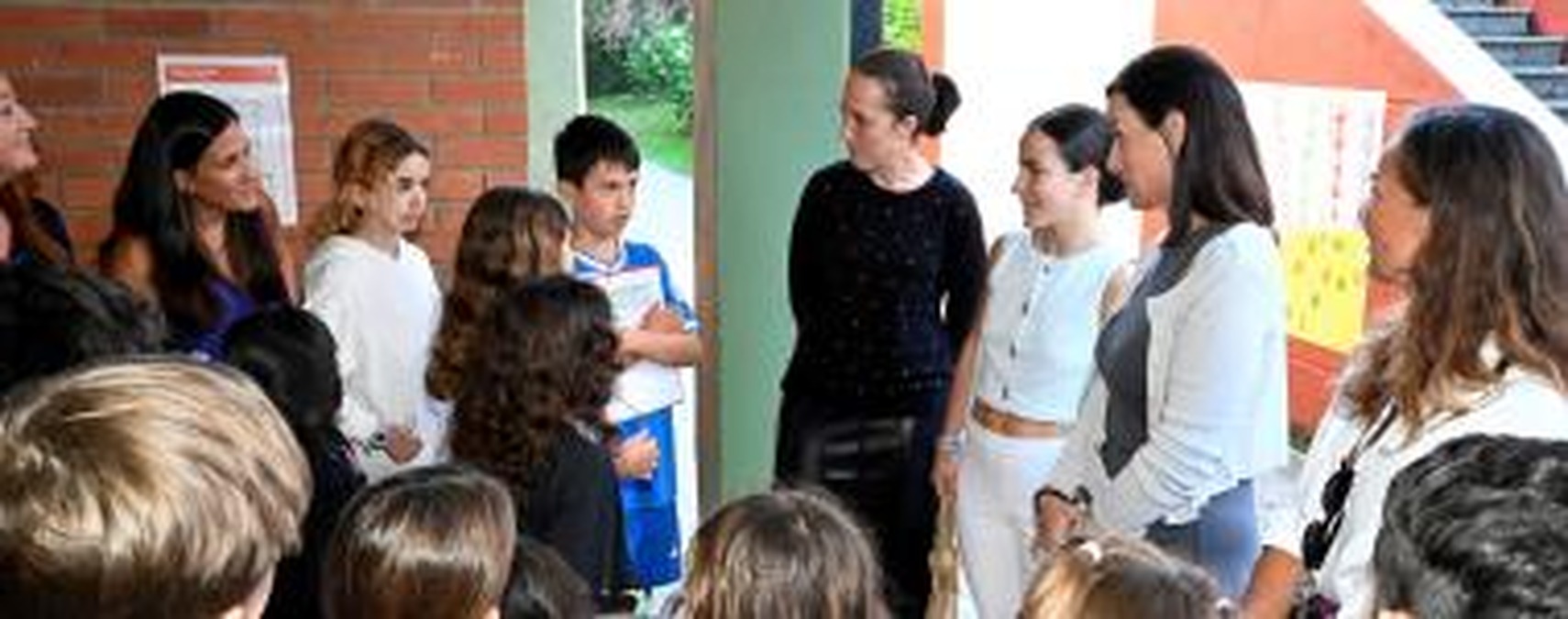 Santander mayor unveils TEI plaque at Sardinero school